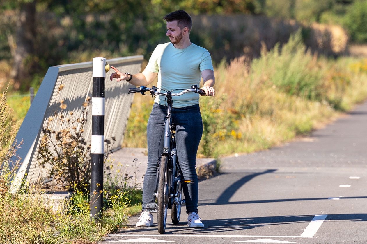 Van Raam Balance fiets met voeten aan de grond