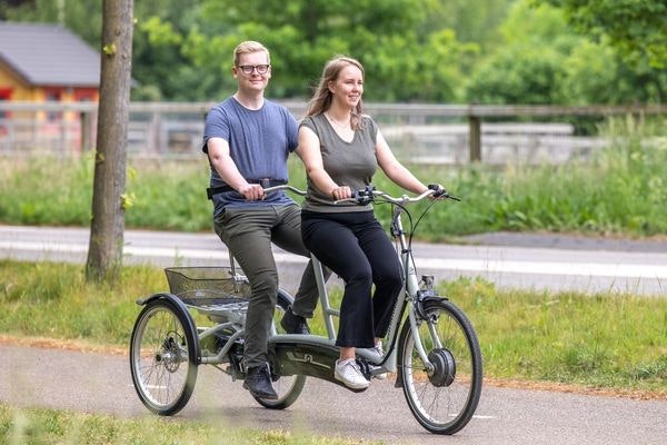 Samen fietsen zonder om te vallen van raam twinny plus tandem