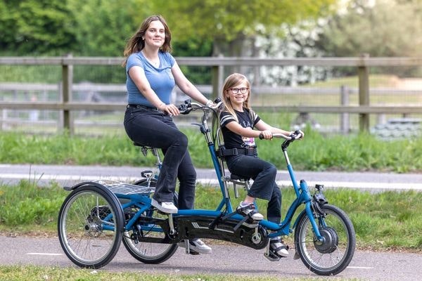 Samen fietsen zonder om te vallen van raam kivo plus tandem