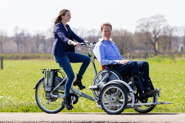 Samen fietsen zonder om te vallen van raam veloplus rolstoelfiets