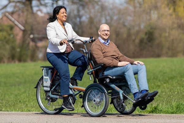 Samen fietsen zonder om te vallen van raam opair rolstoelfiets