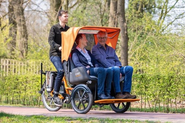 Samen fietsen zonder om te vallen van raam chat riksja fiets