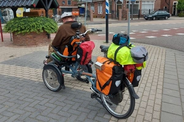 Freerk is afhankelijk van zijn OPair rolstoelfiets bij fietstochtjes.