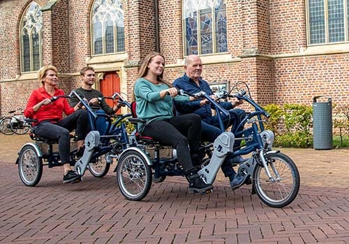 Fietsen op een meerpersoons Van Raam aangepaste fiets