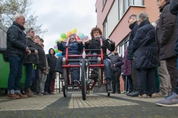 Fonds Alphen schenkt 6000 euro aan stichting Fietsmaatjes voor duofiets