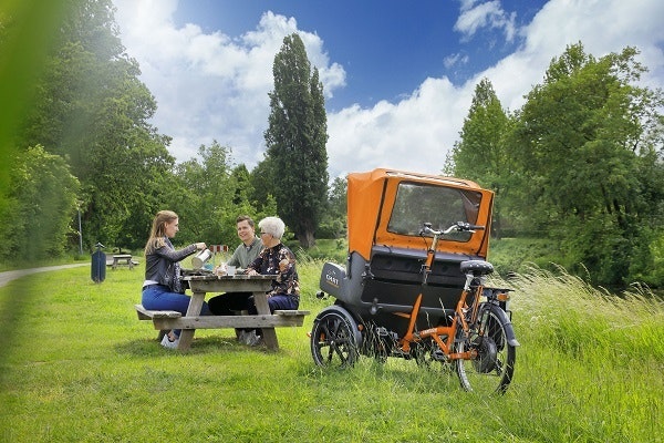 Riksja Chat transportfiets van Van Raam picknicken