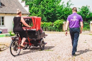 Onder toeziend oog export manager Van Raam een proefrit maken op Chat riksja fiets