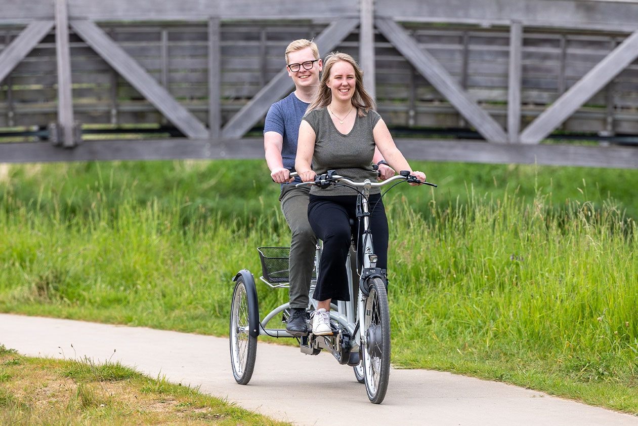 Tandem tricycle électrique avec enfant ou ado placé devant