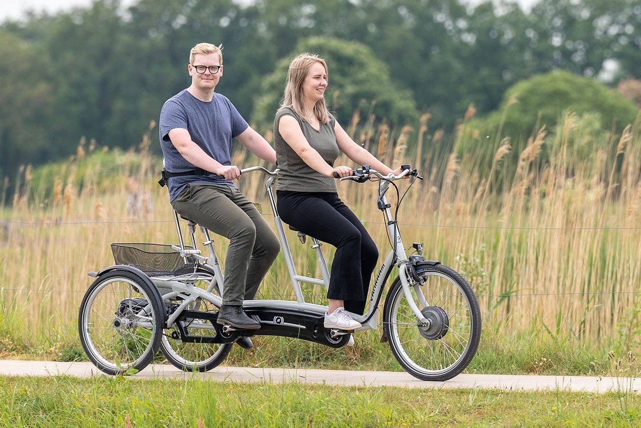 Tandem tricycle électrique avec enfant ou ado placé devant