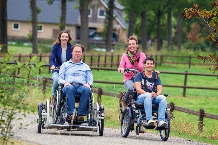 Ein Van Raam Rollstuhlfahrrad im Alltag