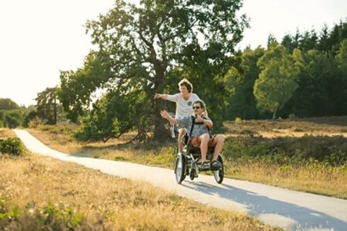 Van Raam Rollstuhlfahrrad im Alltag Fahrradtaxi