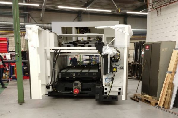 The 3D-laser machine is waiting in the factory for it to be retrieved
