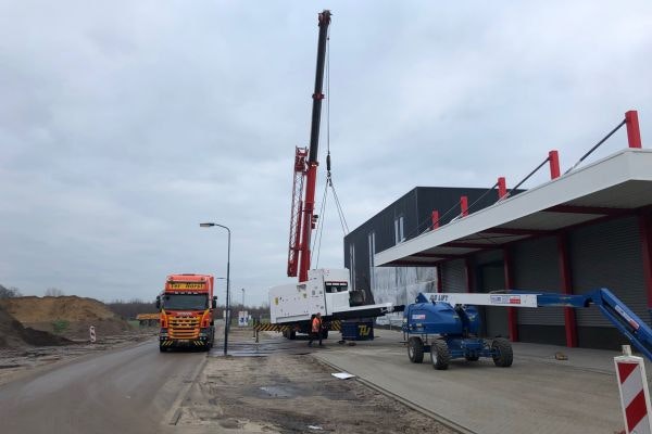 Aankomst lasersnijmachine bij nieuwe Van Raam fabriek