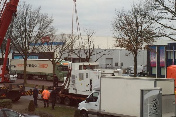 Lasersnijmachine van Van Raam opladen voor transport