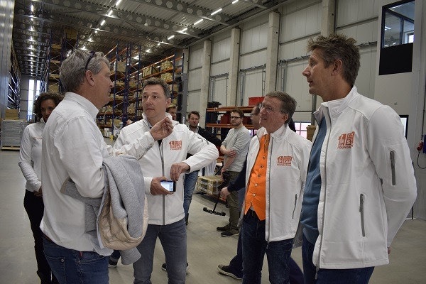 Edwin van der Sar Foundation bezoekt Van Raam fietsfabriek