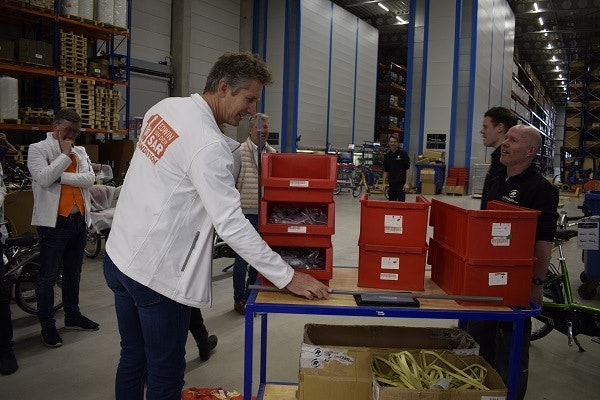 Edwin van der Sar in fietsfabriek Van Raam