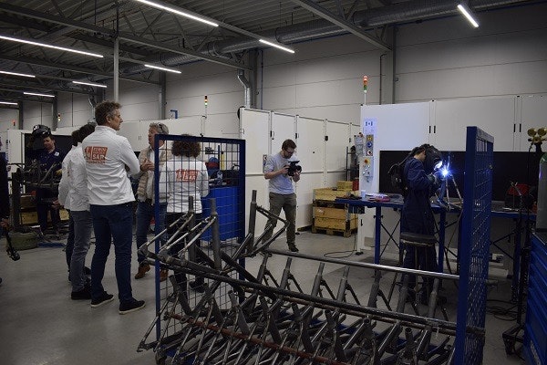 Edwin van der Sar foundation in productie Van Raam fietsfabriek