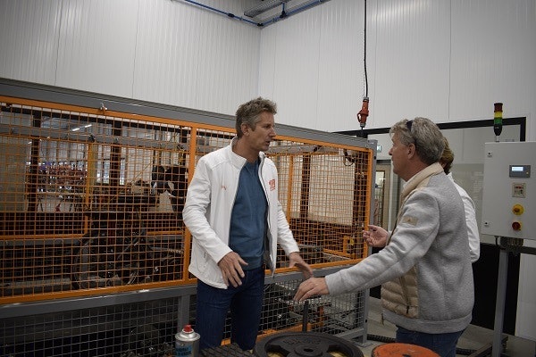 Edwin van der Sar bij testbank Van Raam fabriek