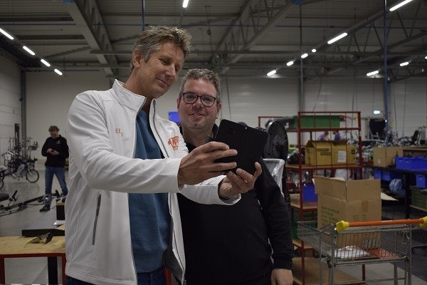 Edwin van der sar foundation selfie in Van Raam fietsfabriek