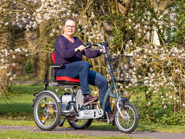 Radfahren mit einem schwankenden Energieniveau Van Raam Easy Go Elektromobil Dreirad als elektrisches Fahrrad