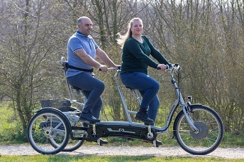 Twinny Plus tandem waarbij een persoon stuurt Van Raam