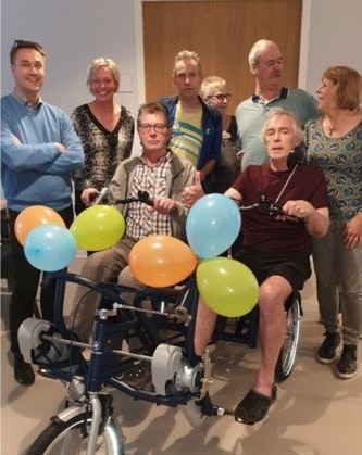 Van raam fun2go duofiets voor huntington patienten