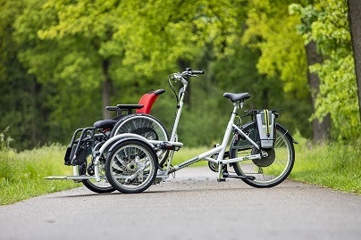 Fiets met rolstoel voorop