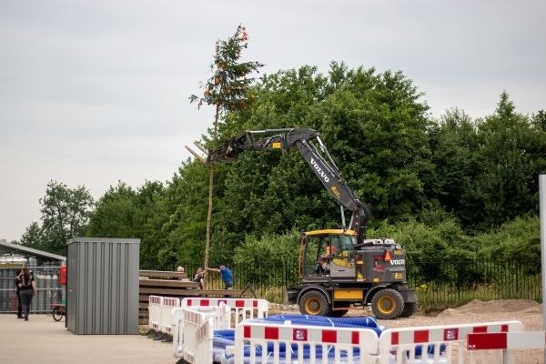 maypole being placed at new Van Raam factory hall