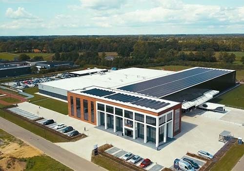 Vue d'ensemble de l'usine de vélos Van Raam avec panneaux solaires