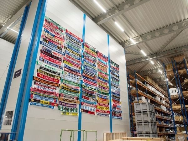 Ambassadeur magazine neemt kijkje in Van Raam fabriek Het magazijn