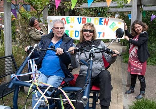 Tevreden gebruikers op Van Raam aangepaste fietsen