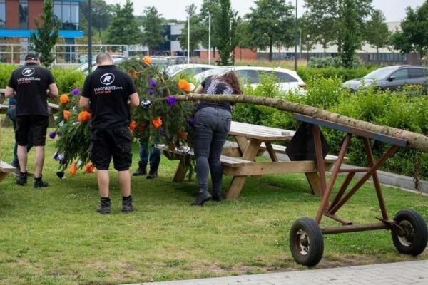 Employees place maypole at new factory hall Van Raam