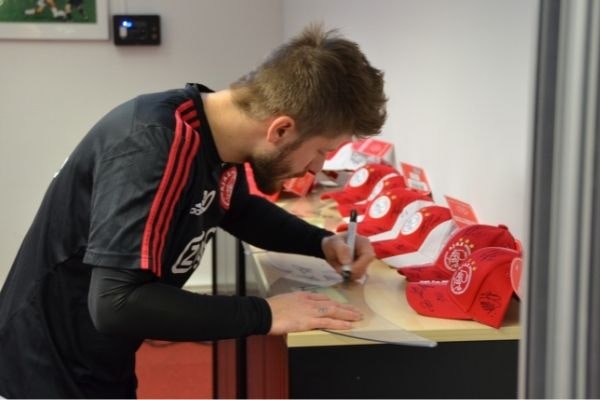 Lasse Schone signeert Van Raam spatbord