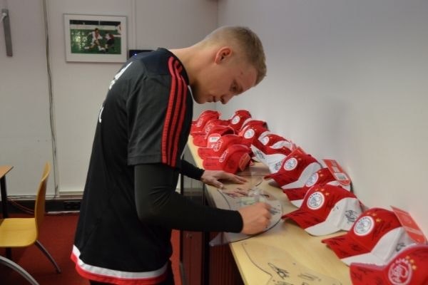 Donny van de Beek signeert Van Raam spatbord