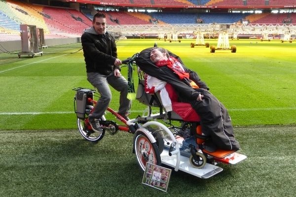 Van Raam VeloPlus Rollstuhlfahrrad für Ajax-Fan