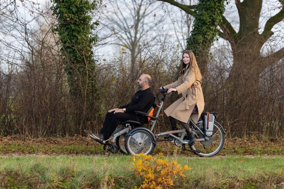 OPair velos fauteuil faire du velo avec une maladie cerebrale Van Raam