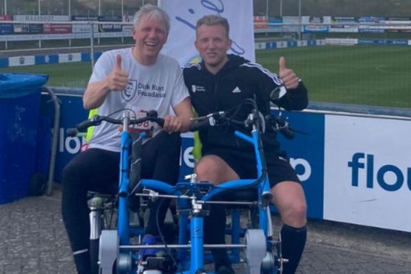 dirk kuyt op de fun2go duofiets van fietsmaatjes katwijk