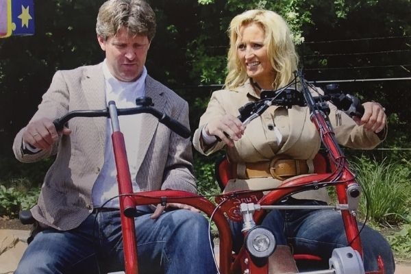 Ronald Ruesink en Natasja Froger op Van Raam Fun2Go duofiets