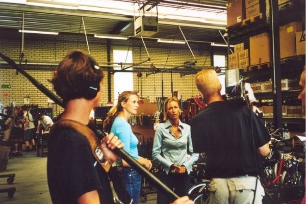 Wendy van Dijk in Van Raam fabriek