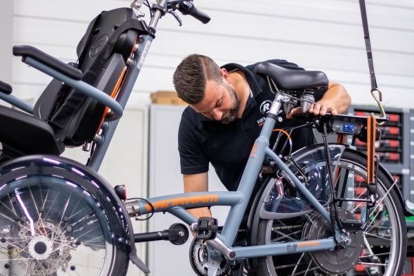 Fietsmonteur bij fietsfabrikant Van Raam in Varsseveld