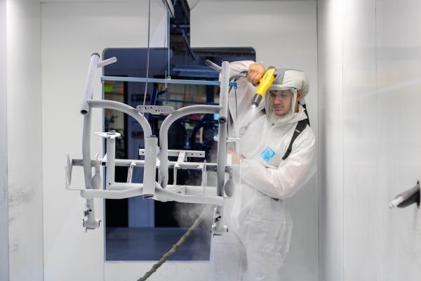 Atelier de peinture dans l'usine de vélos Van Raam pour le revêtement par poudre des cadres