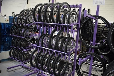 Roues et pneus à Van Raam dans l'usine