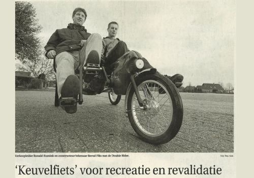 Van Raam fietsfabrikant van aangepaste fietsen met duofiets in De Gelderlander in 2003