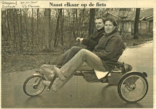 Van Raam avec un vélo adapté dans le Telegraaf d'Enschede en 2005