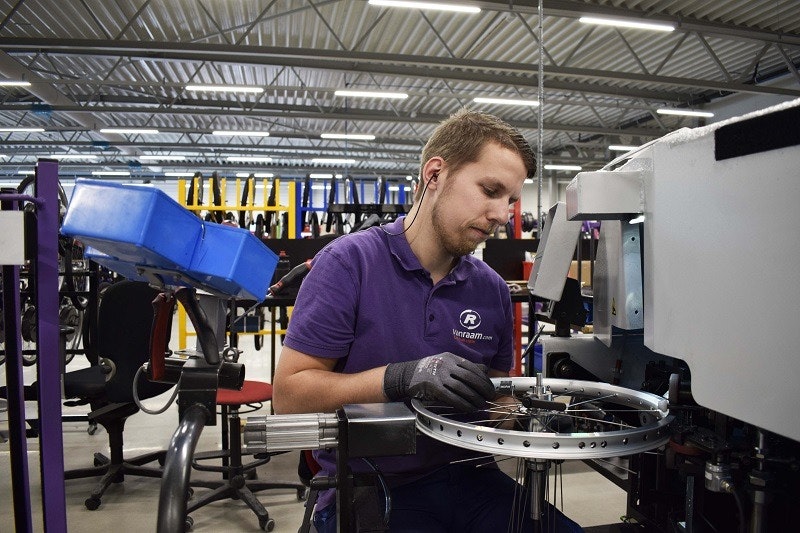 Rayonnage de roues dans l'usine de vélos adaptés Van Raam aux Pays-Bas