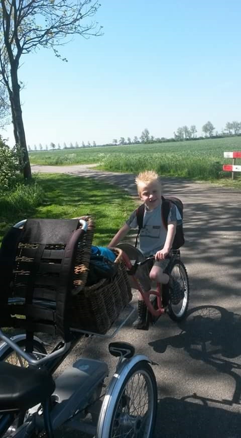 Met mijn zoontje achterop de Easy Rider driewieler