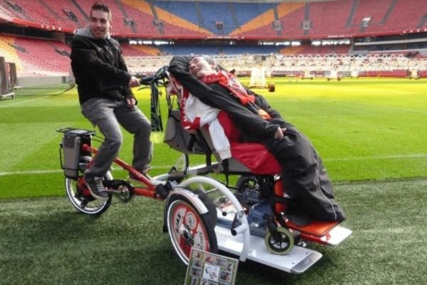 Van Raam Ajax rolstoelfiets voor Frank kleur op aanvraag