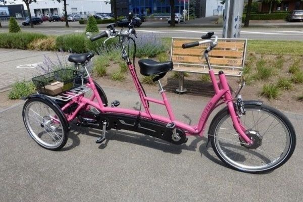 Ein rosa Dreirad Tandem Twinny Plus Van Raam
