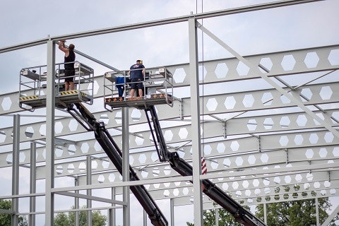 Verdere bouw staalconstructie uitbreiding van raam