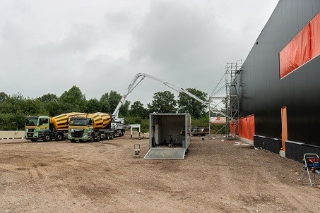 Nieuwe hal Van Raam beton storten